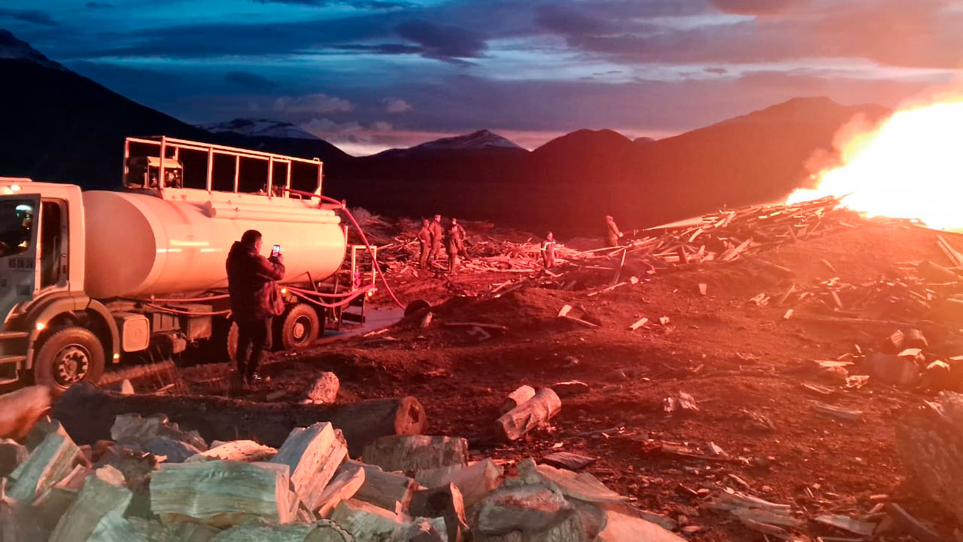 Incendio de aserradero en Timaukel activó equipos de emergencia en Tierra del Fuego